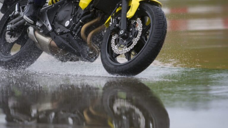 how-to-ride-motorcycle-in-rain-gomotoriders-motorcycle-reviews